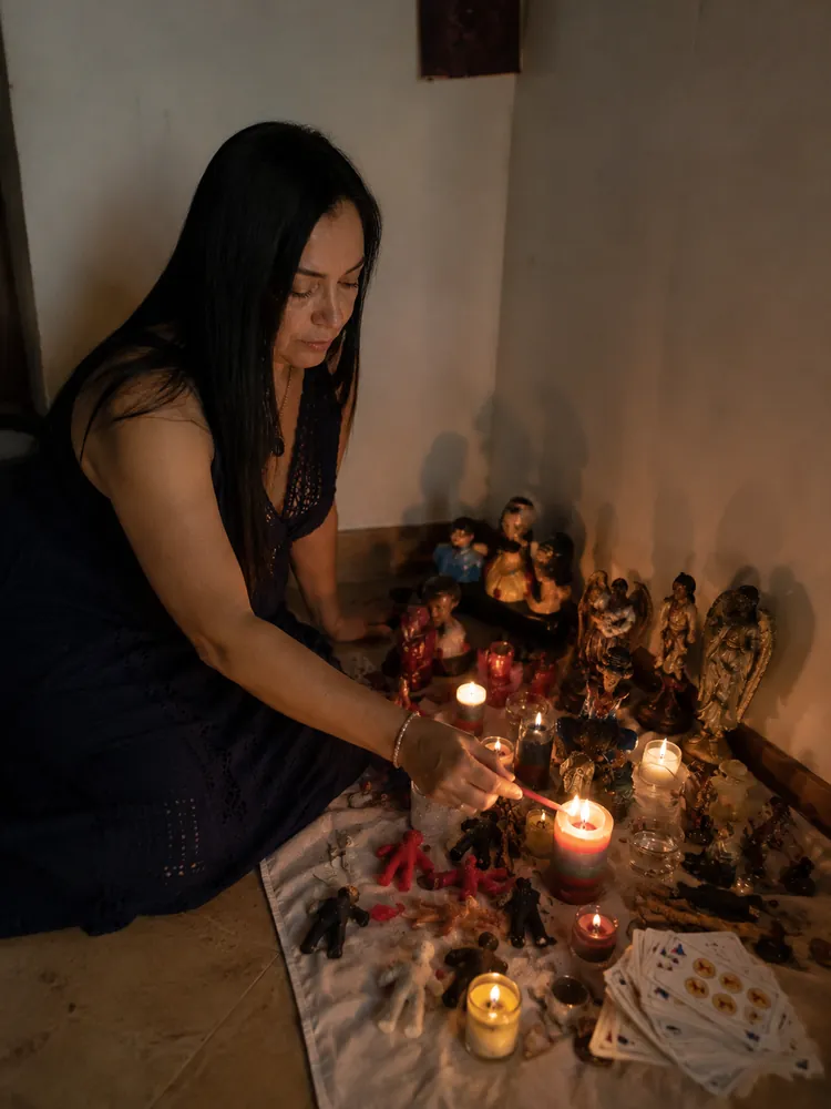 Encendiendo el Altar Sagrado